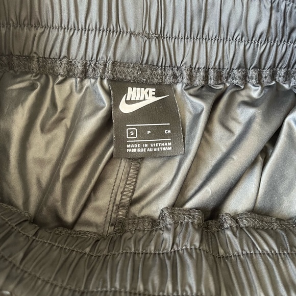 Black Nike parachute pants w belt size s - Picture 3 of 3